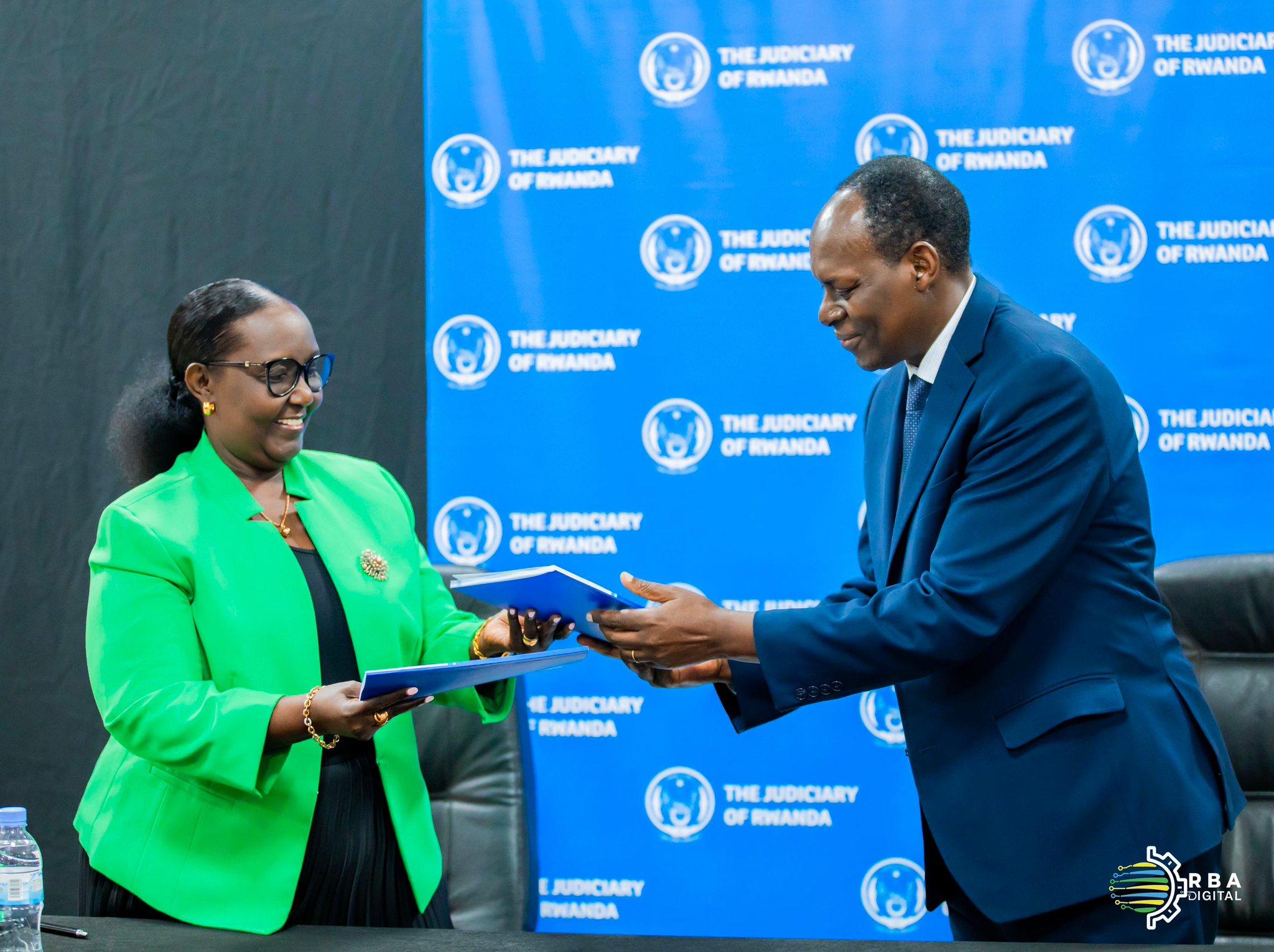 Donatilla Mukantaganzwa yahererekanyije ububasha na Dr Faustin Ntezilyayo