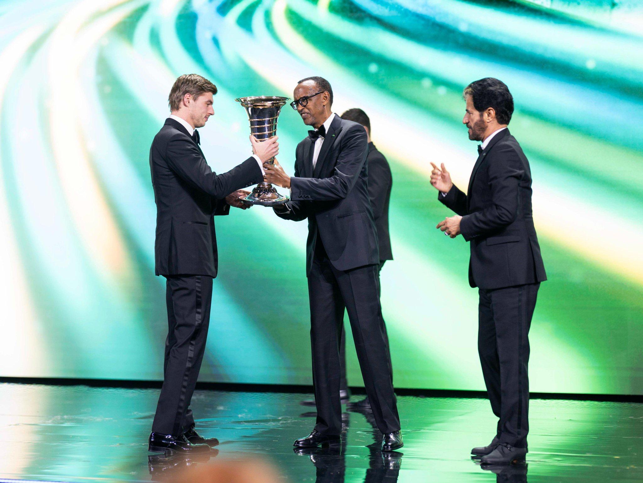 Perezida Kagame yashyikirije Max Verstappen igihembo cya FIA yegukanye
