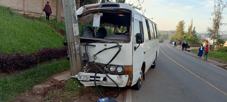 Muhanga: Imodoka yagonze ipoto itwaye abatashye ubukwe i Rubavu hakomereka 11