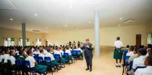 Polisi yahaye impanuro abanyeshuri mbere yo gutangira ibiruhuko