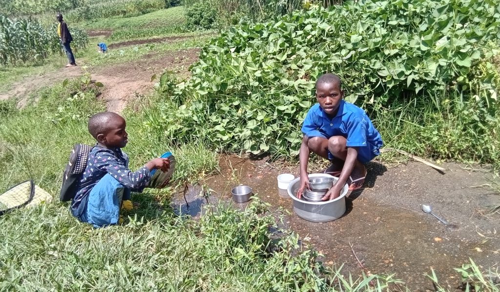 Karongi: Ibura ry’amazi rituma abanyeshuri bogereza amasahani mu mugezi