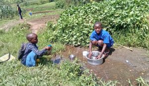 Karongi: Ibura ry’amazi rituma abanyeshuri bogereza amasahani mu mugezi