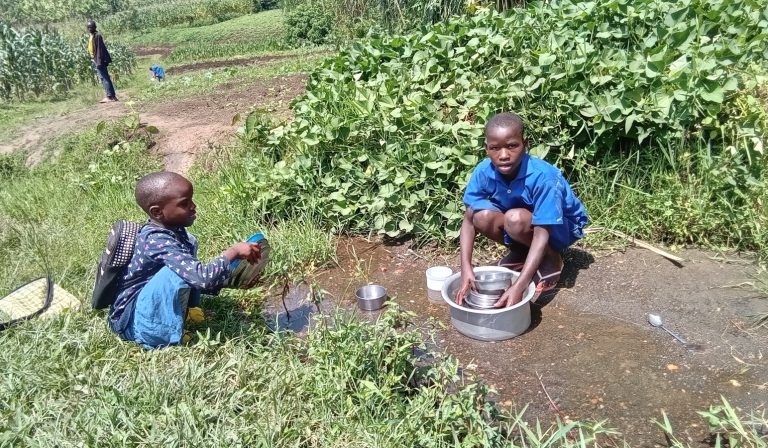 Karongi: Ibura ry’amazi rituma abanyeshuri bogereza amasahani mu mugezi