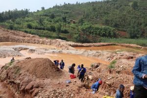 Muhanga: Ubucukuzi bw’amabuye y’agaciro butemewe bwangiza ibidukikije bwahagarikwa