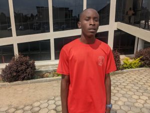 Rusizi: Uwari umwana wo mu muhanda ugeze mu yisumbuye asabira abakiwurimo kuwukurwamo