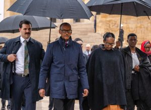 Perezida Kagame na Madamu Jeannette Kagame basuye urwibutso rwa Anitkabir