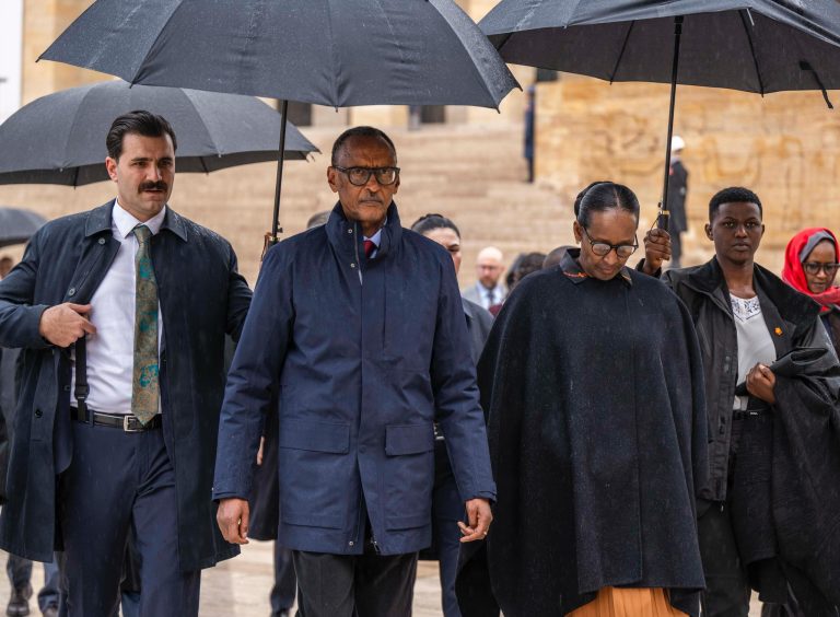 Perezida Kagame na Madamu Jeannette Kagame basuye urwibutso rwa Anitkabir