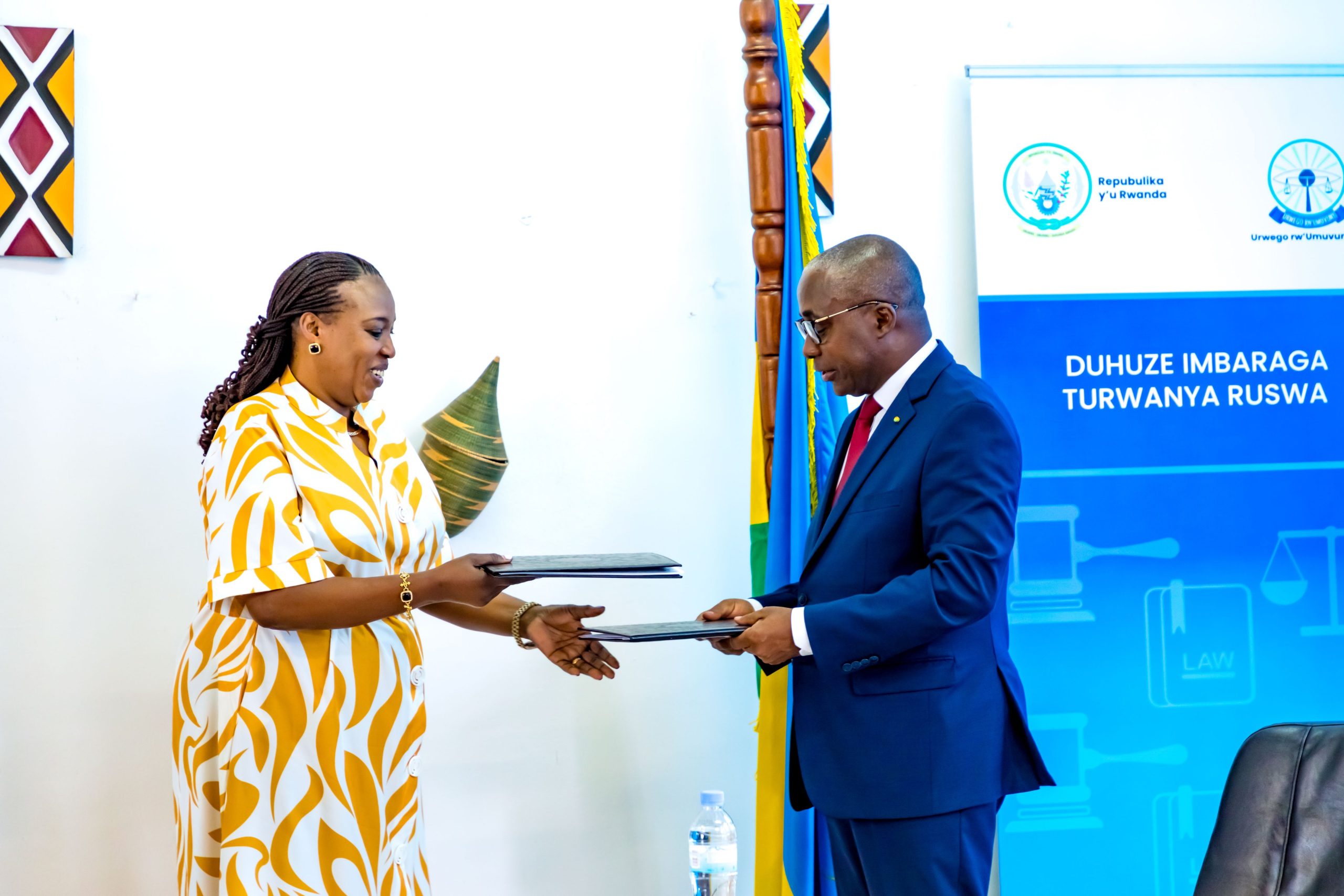 U Rwanda na Gabon basinye amasezerano y’imikoranire yo kurwanya ruswa n’inyezandonke