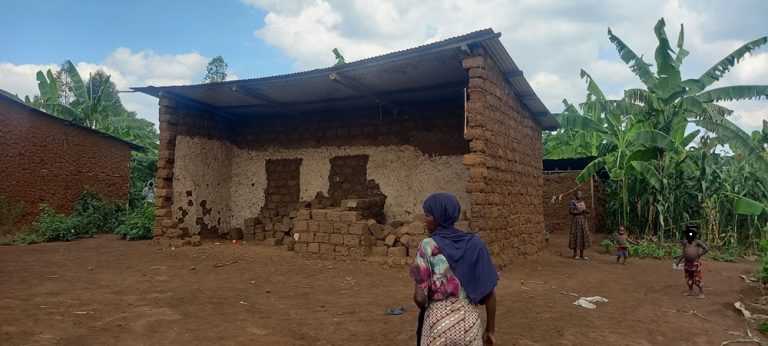 Nyanza: Abatujwe mu Mudugudu wa Nyagasambu barifuza gusanirwa inzu