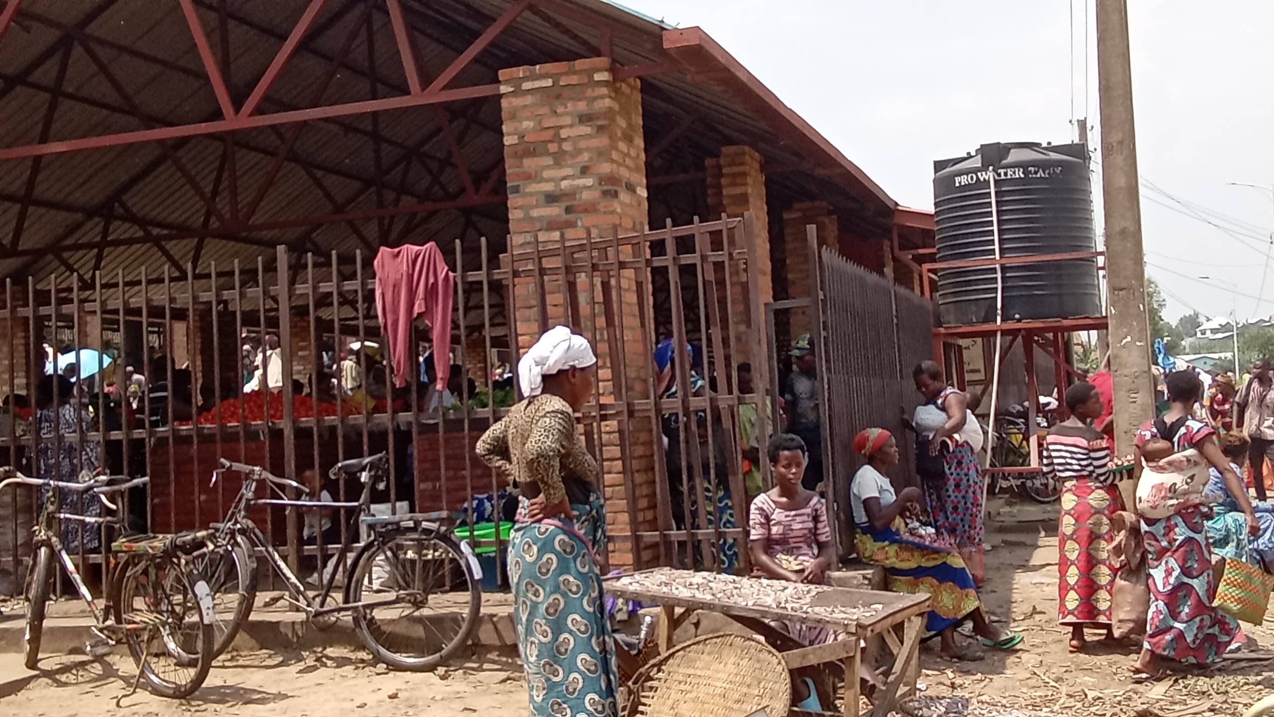 Karongi : Abacuruzi barembejwe n’abazunguzayi banze gucika
