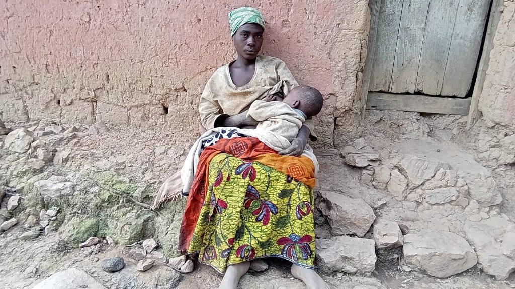 Rutsiro: Ufite ubumuga arasaba ubufasha bw’umwana we