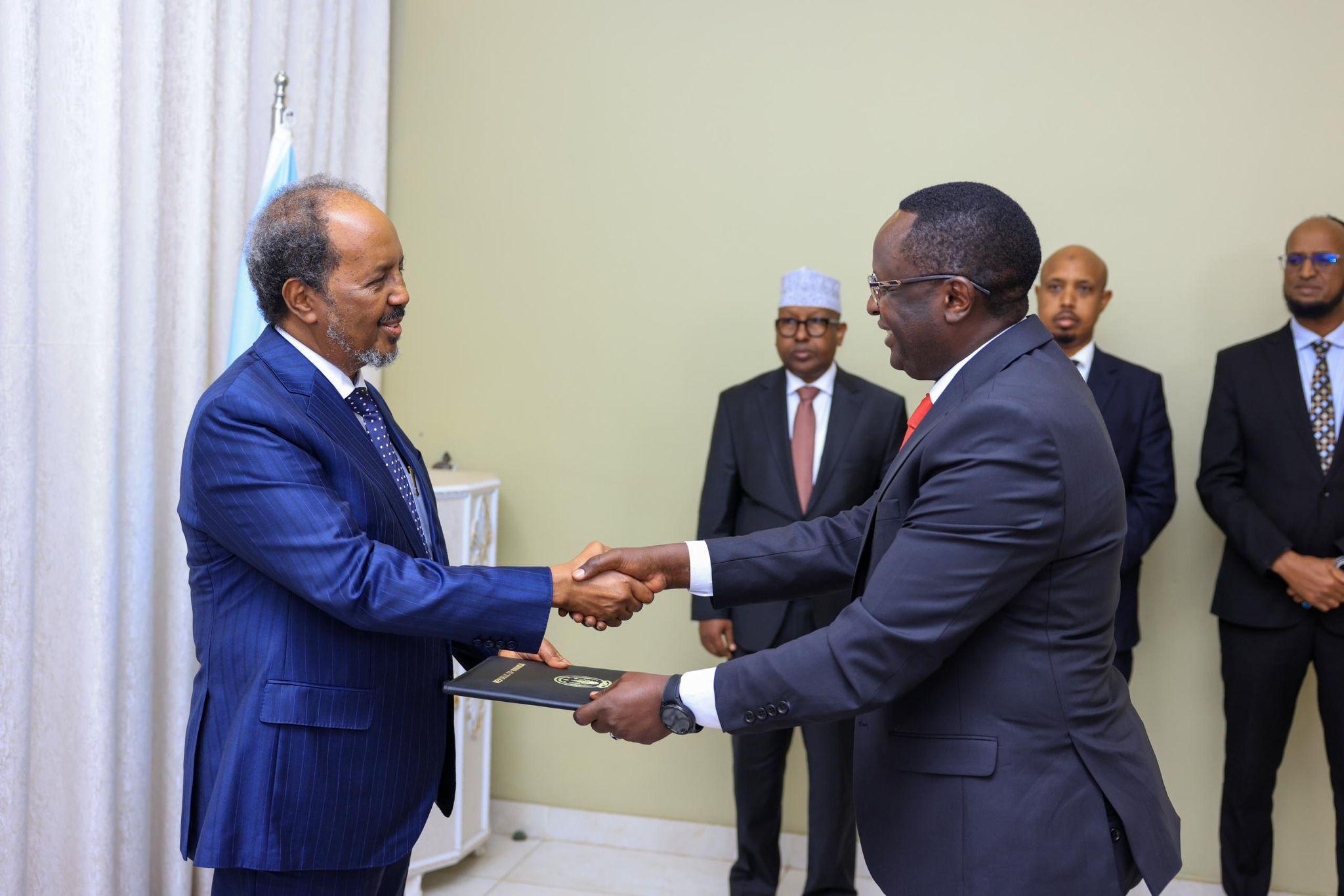 Amb Martin Ngoga yatanze impapuro zimwemerera guhagararira u Rwanda muri Somalia