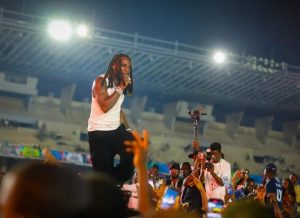Burna Boy yasobanuye icyamuteye gukubita umufana wamusanze ku rubyiniro