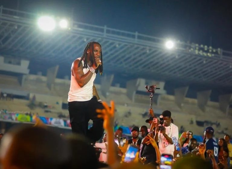 Burna Boy yasobanuye icyamuteye gukubita umufana wamusanze ku rubyiniro