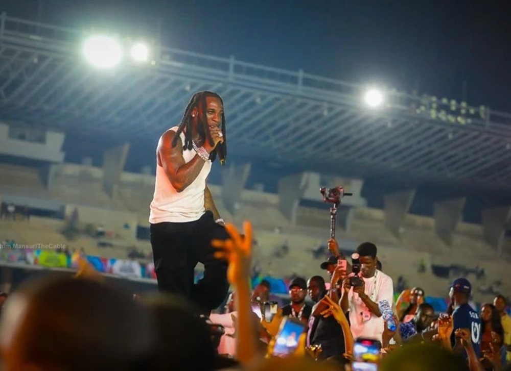Burna Boy yasobanuye icyamuteye gukubita umufana wamusanze ku rubyiniro