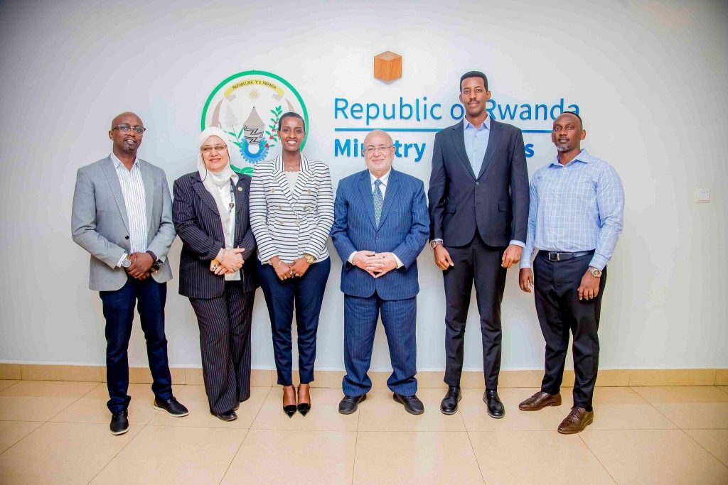 Amagare: Minisitiri wa Siporo yabonanye na Perezida wa CAC uri mu Rwanda