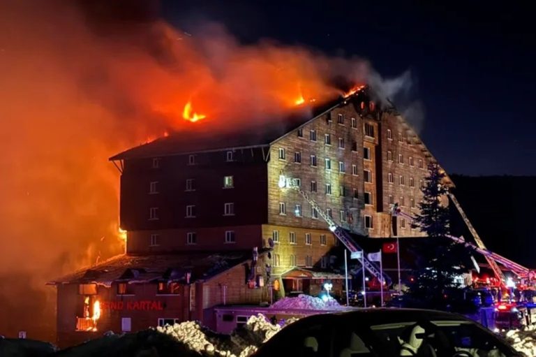 Turikiya: Inkongi y’umuriro yibasiye Hotel abantu 10 bahasiga ubuzima