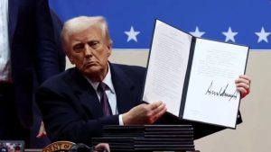 USA: Perezida Trump yasinye amategeko yiyemeje ubwo yiyamazaga ahita anubahirizwa