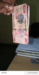 Nyamasheke: Umugabo yafatanywe amafaranga y’amiganano mu kabari