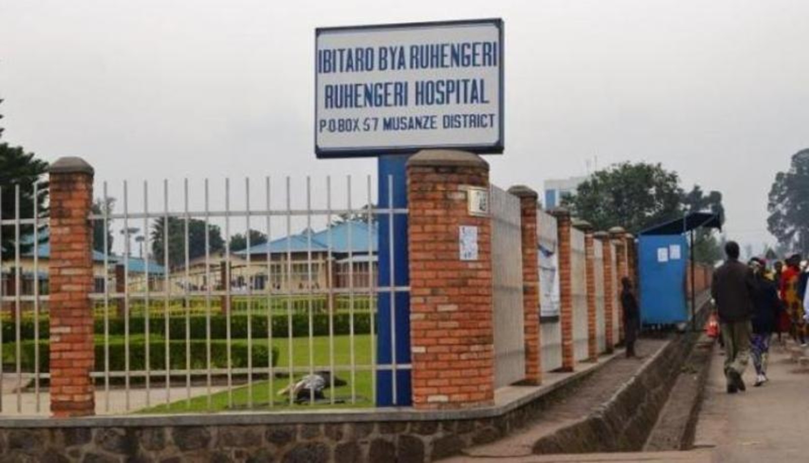 Ubwinshi bw’abarwayi mu Bitaro bya Ruhengeri butuma basangira ibitanda