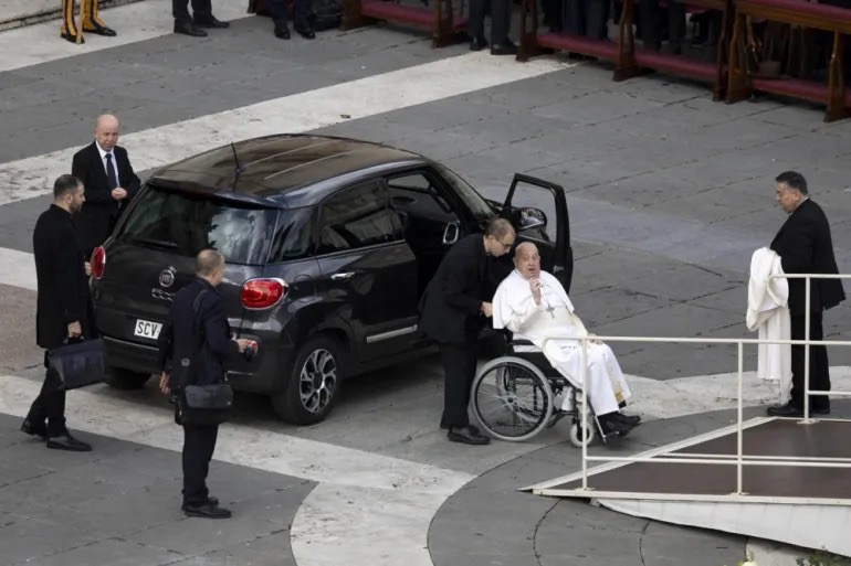Papa Francis arwariye mu bitaro i Roma 