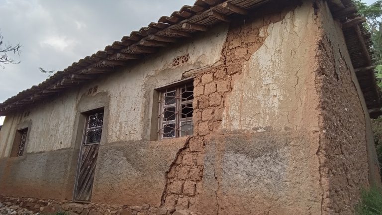 Karongi: Baratabariza umupfakazi wasenyewe n’ibiza akananirwa gusana