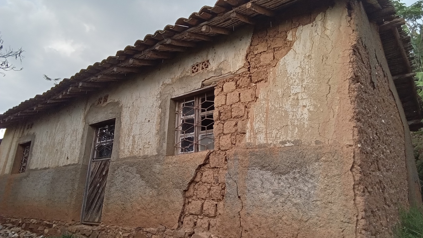 Karongi: Baratabariza umupfakazi wasenyewe n’ibiza akananirwa gusana