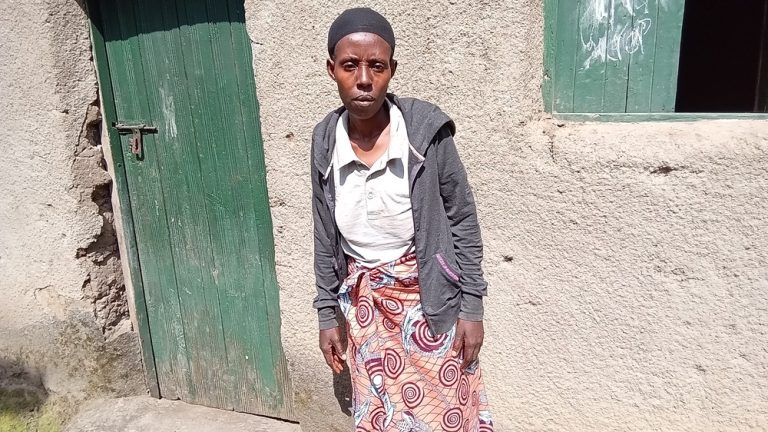 Karongi: Uwarembeye mu rugo imyaka 9 arasaba ubufasha bwo kwivuza