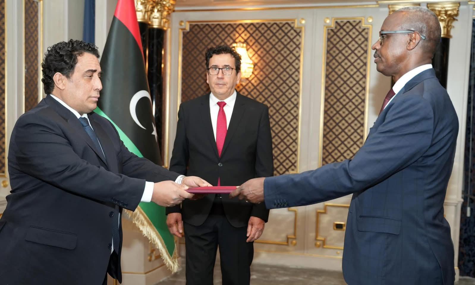 Amb CG Dan Munyuza yatanze impapuro zimwemerera guhagararira u Rwanda muri Libya