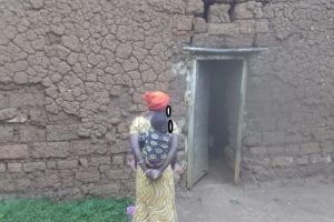Huye: Aratakambira abagiraneza kumufasha akabona inzu n’icyo gutungisha umwana