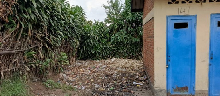 Burera: Abaturiye ikimpoteri gifatanye n’ubwiherero bazambijwe n’umunuko