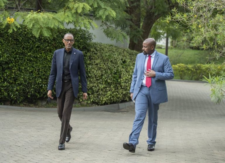 Gen Muhoozi yongeye kuvuga ko akunda Kagame kandi vuba azasura u Rwanda