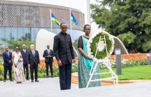 Perezida Kagame na Madamu Jeannette Kagame bunamiye intwari z’u Rwanda