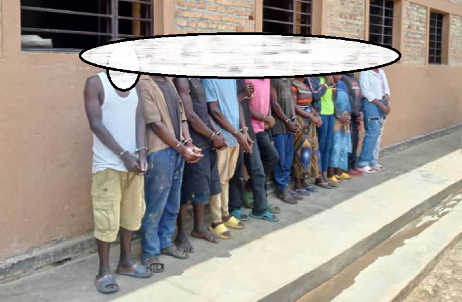 Muhanga: 12 barimo abakobwa 5 bafungiwe gutega abantu bakabambura