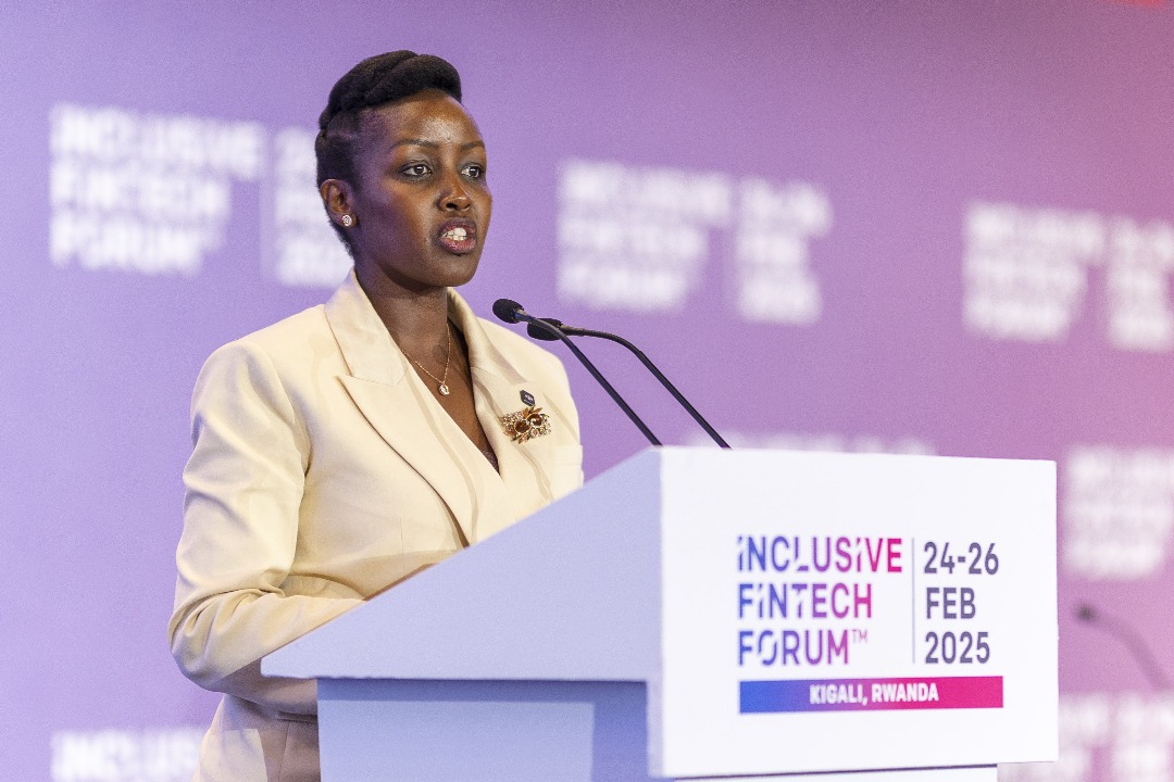 Abakoresha serivisi z’imari 70% mu Rwanda bifashisha ‘Mobile Money’