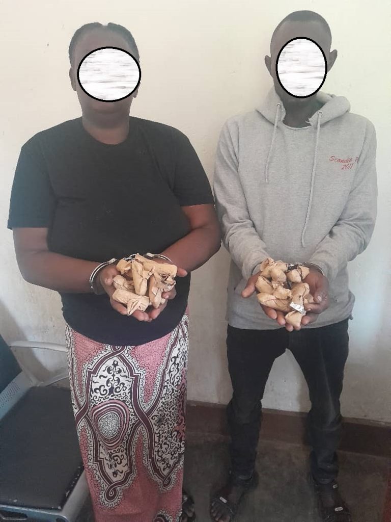 Rusizi: Batatu barimo umugore bafatanywe udupfunyika 3 100 tw’urumogi