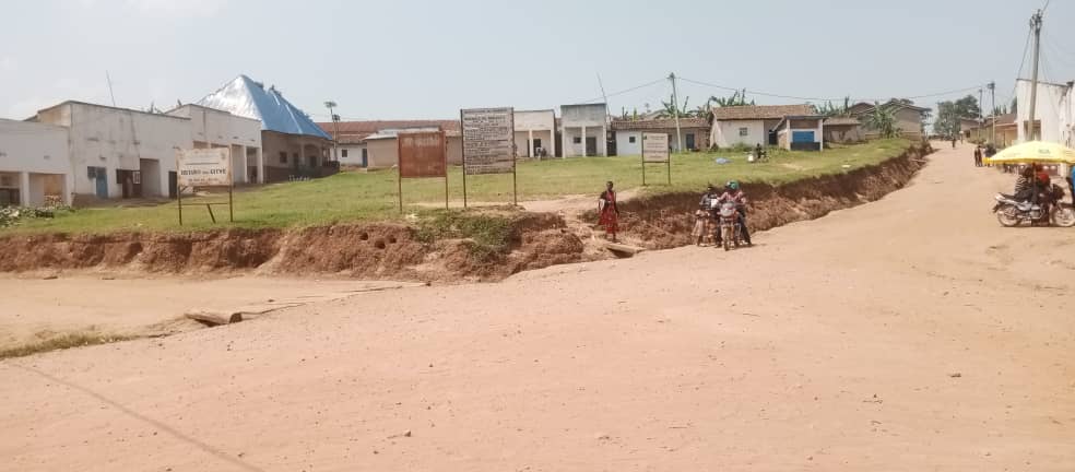 Ruhango: Barasaba ko bakubakirwa isoko rijyanye n’igihe bakareka gucururiza ku gasozi
