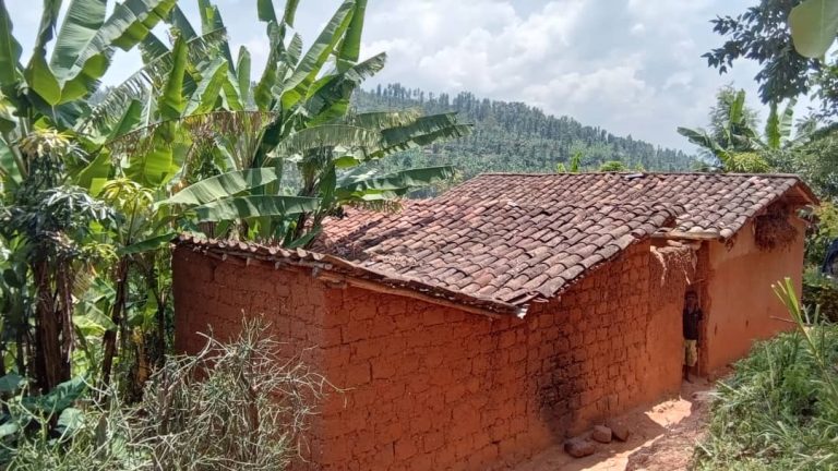 Rutsiro: Kuba badashobora kwigurira ipoto y’amashanyarazi byabahejeje mu kizima