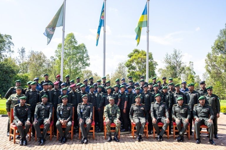 Kamonyi: Gen Mubarakh yasoje amasomo y’abasirikare bakuru n’abato