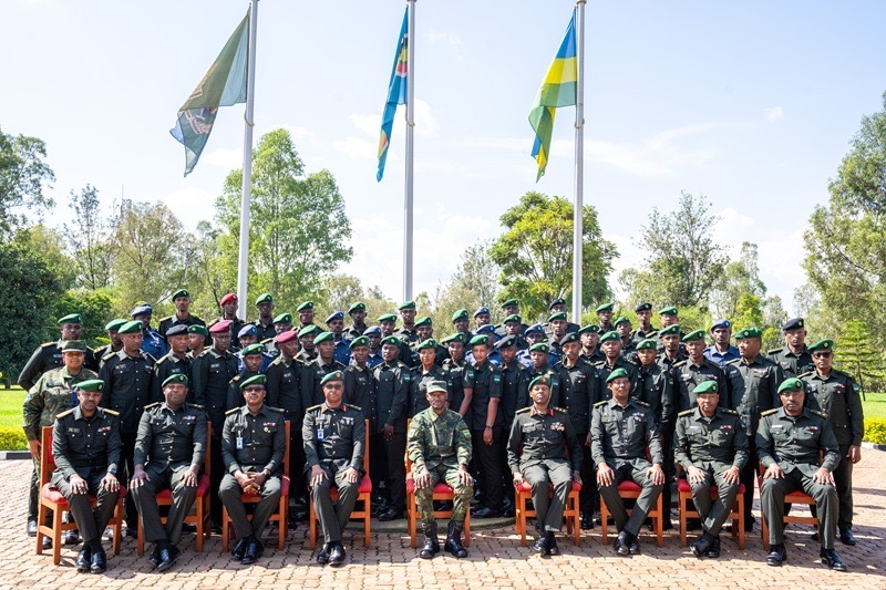 Kamonyi: Gen Mubarakh yasoje amasomo y’abasirikare bakuru n’abato