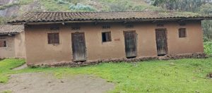 Nyabihu: Inzu zo ku muhanda zishaje zahindutse indiri y’amabandi