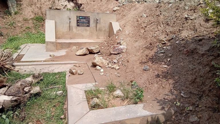 Rutsiro: Bakora urugendo rw’isaha bashaka amazi meza