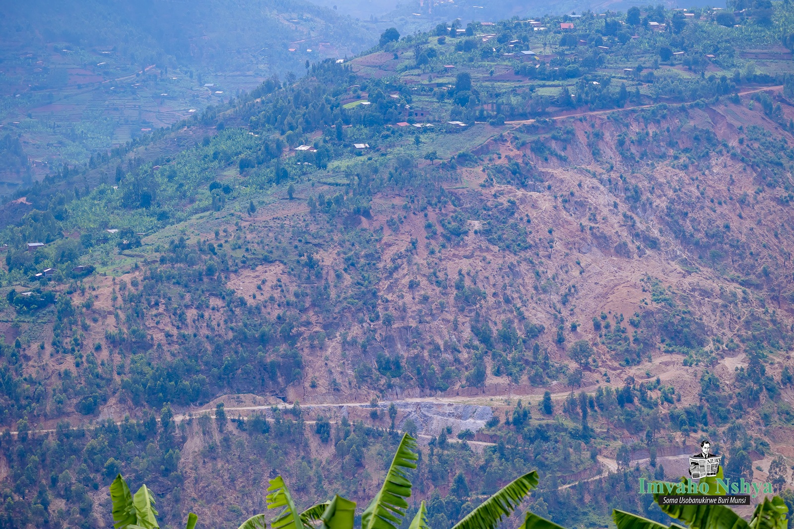 Ababiligi bacukuye amabuye y’u Rwanda, ntibagira icyo basigira abaturage