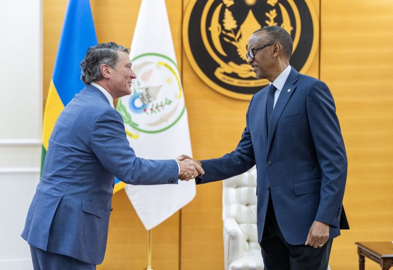 Perezida Kagame yakiriye Intumwa y’Amerika yahuye na Tshisekedi