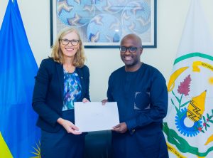 Tone yashyikirije Nduhungirehe kopi z’impapuro zimwemerera guhagararira Norvège mu Rwanda