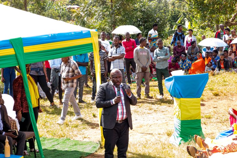Hari abagurisha amata y’inka za Girinka bakigira mu businzi-Guverineri Mugabowagahunde