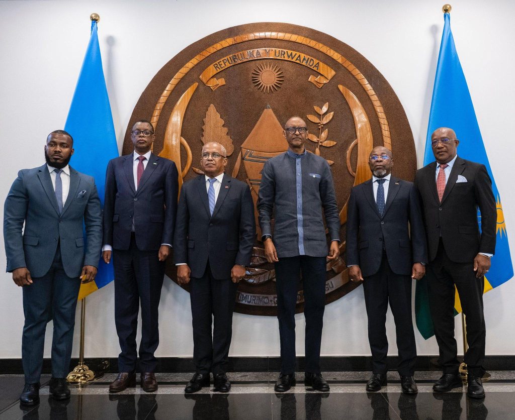 Perezida Kagame yakiriye ba Ambasaderi b’u Bushinwa Wang n’uwa Angola Eduardo barangije inshingano