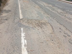 Muhanga: Babangamiwe n’umuhanda w’ibinogo ushobora guteza impanuka