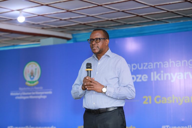 Minisitiri Dr. Bizimana ntiyemeranya n’Abarokore basenga mu ndimi