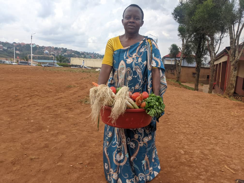 Rusizi: Uwavuye mu buzunguzayi arihira abana 4 amashuri yisumbuye abikesha ubucuruzi buciriritse